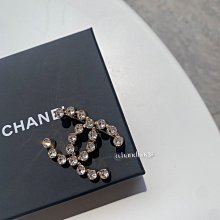 【翰貝格名牌館】全新真品 Chanel 新款 銀色 雙C 簍空 水鑽 針式 耳環 AB7014 歷史價格詳細信息