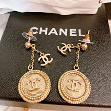 已售香奈兒金色胸針 紅色羊皮穿鍊 法國質感細節 珍珠寶石 航海風徽章風 Chanel pin brooch 紅色藍色金色配搭 vintage 寶石切割感coco 歷史價格詳細信息