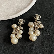 Chanel *珍珠荔枝皮*（卡包）手機殼????全新保存品；可自行diy貼上鏡子，加上長鍊！???? 歷史價格詳細信息