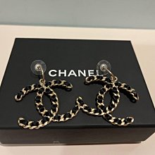 CHANEL 經典大雙C LOGO 黑金雙色不規則穿式耳環 歷史價格詳細信息