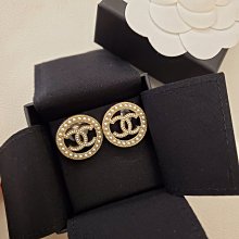 Chanel *珍珠荔枝皮*（卡包）手機殼????全新保存品；可自行diy貼上鏡子，加上長鍊！???? 歷史價格詳細信息