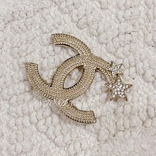 ANTONIA&CO二手名牌Chanel 水鑽 logo 胸針 2未使用 盒 購證影本 歷史價格詳細信息