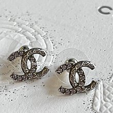 【翰貝格名牌館】全新真品 Chanel 新款 銀色 雙C 簍空 水鑽 針式 耳環 AB7014 歷史價格詳細信息