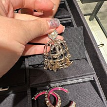 Chanel *珍珠荔枝皮*（卡包）手機殼????全新保存品；可自行diy貼上鏡子，加上長鍊！???? 歷史價格詳細信息