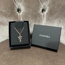 Chanel *雙C logo+星星圖案*晶鑽耳環扣????近新；時下耳環扣除了耳朵配飾外，也可搭配襯衫口袋當胸針、髮飾⋯ 歷史價格詳細信息