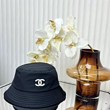 Chanel 爆款 黑 白 大CC logo 雙面 喀什米爾 圍巾 披肩 AA7944 現貨 歷史價格詳細信息