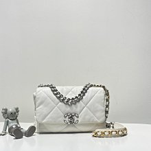 19Bag經典紐扣卡包 頂級原廠綿羊皮 奶茶色金扣 只有原廠皮純正的色澤度和自然的質感 才能呈現出來每壹個顔色的高檔 歷史價格詳細信息