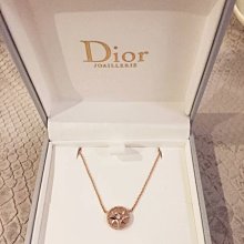 Dior 石頭島 聯名2024早秋新款星輝羅盤飛行棉服夾克，設計以電力紡絲綢混紡制成，采用舒適剪裁并配以拉鏈開合，此款綴以肘部飾片 NO15656 歷史價格詳細信息