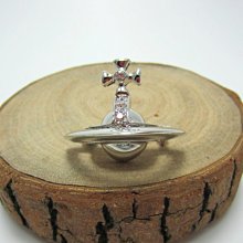 倉庫直銷#VivienneWestwood 薇薇安 長條黑色烤漆字母MANIA土星鑰匙扣鎖匙圈--F8012 歷史價格詳細信息