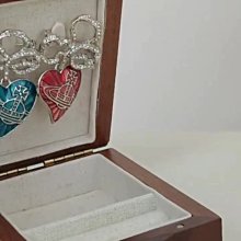 倉庫直銷#VivienneWestwood 薇薇安 長條黑色烤漆字母MANIA土星鑰匙扣鎖匙圈--F8012 歷史價格詳細信息