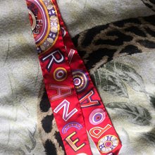 已售Hermès 愛馬仕 絲巾釦 釦環 馬蹄款 超級美 線條立體平滑高級珠寶工藝 沒用過 近全新 三環式 能製造絲巾 圍巾繞出更多層次感 可當鑰匙圈 吊飾美品 歷史價格詳細信息