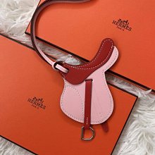 【翰貝格名牌館】全新真品 HERMES 雙色 紅色/粉紅色 鏤空 皮革 馬頭 吊飾 現貨 歷史價格詳細信息