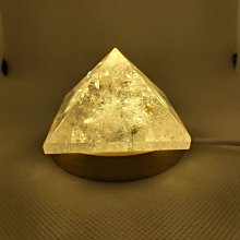 (免運費)白水晶金字塔帶彩虹光，磁場能夠，晶王，擺件，防輻射，招財聚財，開店，淨化消磁，現貨，便宜，天然水晶，送女友 歷史價格詳細信息