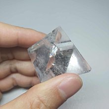 (免運費)白水晶金字塔帶彩虹光，磁場能夠，晶王，擺件，防輻射，招財聚財，開店，淨化消磁，現貨，便宜，天然水晶，送女友 歷史價格詳細信息