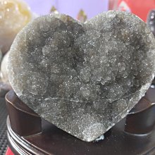 臻品~天然烏拉圭深綠色愛心軟糖晶鎮~含座重466.9公克 價格比較,價格查詢,歷史價格詳細信息