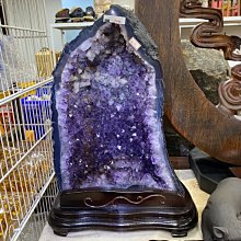 【福藝古玩批發】嚴選 頂級稀有 收藏品 異象晶洞 水晶洞 帶方解石 附實木底座  ~ 040201 歷史價格詳細信息