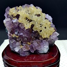 【好漾精品】❤❤巴西豔紫鈦金水晶~~晶體上帶清透方解石及二次結晶~~附底座❤❤ 歷史價格詳細信息