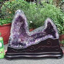 §能量礦石§ 巴西紫白晶洞 含座重43.4公斤 紫晶花、 鈦金、瑪瑙邊 每公斤300元 歷史價格詳細信息