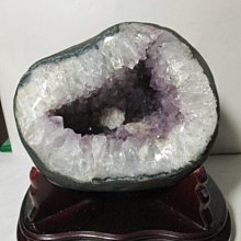 《瑋哥懷舊紀念館》巴西 紫水晶洞 擺件~(含座尺寸高約：21 cm，含木座總重約：6.62 公斤，免運費)...清000 價格比較,價格查詢,歷史價格詳細信息