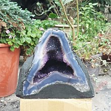 §能量礦石§ 巴西紫白晶洞 含座重43.4公斤 紫晶花、 鈦金、瑪瑙邊 每公斤300元 歷史價格詳細信息