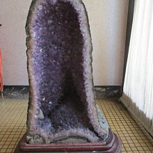 《瑋哥懷舊紀念館》巴西 紫水晶洞 擺件~(含座尺寸高約：21 cm，含木座總重約：6.62 公斤，免運費)...清000 歷史價格詳細信息