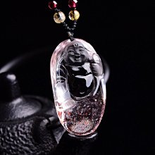 天然鈦晶彌勒佛吊墜 雕工精湛 全淨體，顏色金黃，面相祥和，佛佑有緣人，心中有佛，萬事皆順！52x33x8.5mm 此物屬高檔商品 售出不退換 歷史價格詳細信息