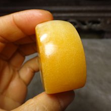《藍晶寶石玉石特賣》→〈版戒指系列〉→天然清透和闐黃玉拋亮版戒指→Y1657 歷史價格詳細信息
