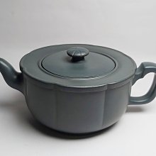 早期紫砂壺—美人肩壺款式，泥料:老朱泥(大紅袍)，獨孔出水，空壺容量約250CC 歷史價格詳細信息