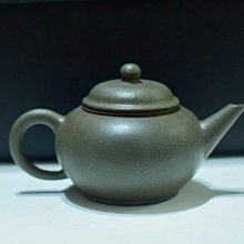 早期標準黑紫砂壺,手工刻字蓋子,壺身底印二泉,把手綁滕高貴好拿不滑手,淋熱水前後呈現，容量200cc 歷史價格詳細信息