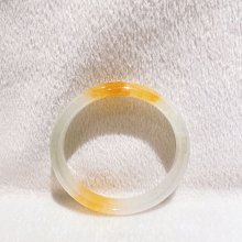 黃翡手鐲女士翡翠手鐲翡翠黃翡手鐲紅黃為翡綠是翡翠原石外面的皮，黃翡為糯種，光澤好，硬度高， 歷史價格詳細信息