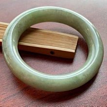 天然翡翠手鐲胖圓條牛奶底飄花緬甸A貨手鐲六舒岳光傾城檸萌甜很好看的一只飄花鐲，飄花靈 歷史價格詳細信息
