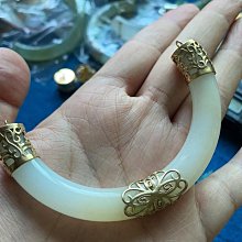 清代老翡翠斷鐲  尺寸： 飄花：51*11 紫底飄花：10* 歷史價格詳細信息