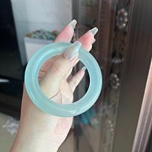 獨龍玉圓條鐲 辣綠飄花 53圈口 轉品清倉 飄花靈動 整體高冰種水 帶小翠花 上手氣質大方 歷史價格詳細信息