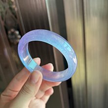 獨龍玉圓條鐲 辣綠飄花 53圈口 轉品清倉 飄花靈動 整體高冰種水 帶小翠花 上手氣質大方 歷史價格詳細信息