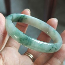 翡翠手鐲貴妃53-54圈口飄花貴妃手鐲 尺寸53.8/49*12*7.2mm 冰糯種，有紋 歷史價格詳細信息