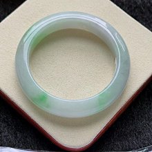 陽綠飄花翡翠手鐲胖圓條白底青大胖圓  圈口：55.9，寬厚10.2  清爽的胖圓條飄花手 舊藏 古玩 翡翠 二手【快樂真棒】-1636 歷史價格詳細信息