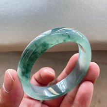 翡翠手鐲貴妃53-54圈口飄花貴妃手鐲 尺寸53.8/49*12*7.2mm 冰糯種，有紋 歷史價格詳細信息