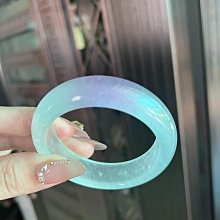 獨龍玉圓條鐲 辣綠飄花 53圈口 轉品清倉 飄花靈動 整體高冰種水 帶小翠花 上手氣質大方 歷史價格詳細信息