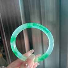 獨龍玉圓條鐲 辣綠飄花 53圈口 轉品清倉 飄花靈動 整體高冰種水 帶小翠花 上手氣質大方 歷史價格詳細信息