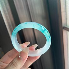 獨龍玉圓條鐲 辣綠飄花 53圈口 轉品清倉 飄花靈動 整體高冰種水 帶小翠花 上手氣質大方 歷史價格詳細信息