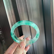 獨龍玉圓條鐲 辣綠飄花 53圈口 轉品清倉 飄花靈動 整體高冰種水 帶小翠花 上手氣質大方 歷史價格詳細信息