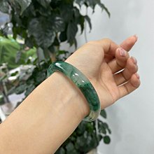 獨龍玉手串 黃加綠 9mm 飄花靈動 整體帶黃加綠 辣陽綠的顏色 上手大氣的款式 入手不虧 歷史價格詳細信息