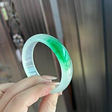 獨龍玉圓條鐲 辣綠飄花 53圈口 轉品清倉 飄花靈動 整體高冰種水 帶小翠花 上手氣質大方 歷史價格詳細信息