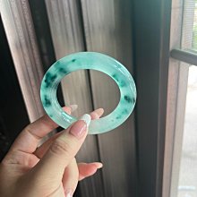 獨龍玉圓條鐲 辣綠飄花 53圈口 轉品清倉 飄花靈動 整體高冰種水 帶小翠花 上手氣質大方 歷史價格詳細信息