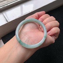 翡翠手鐲貴妃53-54圈口飄花貴妃手鐲 尺寸53.8/49*12*7.2mm 冰糯種，有紋 歷史價格詳細信息
