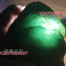 翡翠原石開窗的滿色小色料，果綠色、微棉，有種水，重量10克，石頭小、也有小裂紋，介意勿拍。 舊藏 古玩 翡翠 二手【快樂真棒】-5703 歷史價格詳細信息
