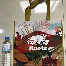 限量 ROOTS  全新商品   三款/三色  超大帆布肩背包/購物袋 /側背肩包   特價:2000元 歷史價格詳細信息