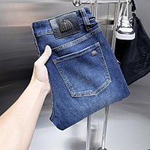 路易威登  2024春夏最新款時尚圓領短袖T恤，絲光棉面料，上身涼爽，貼膚舒適，吸汗透氣，耐看又好穿，logo徽章定位印花，，型男 NO28377 歷史價格詳細信息