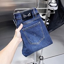 款式：芬迪Fendi彩虹羊毛毛衣顏色：圖片色尺碼：S-XXL面料：羊毛：全套無性別區分 男女同款 NO15894 歷史價格詳細信息