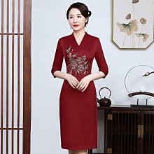 媽媽禮服 改良旗袍禮服 春秋季新式絲絨改良戴旗袍禮服 中年女長款氣質媽媽裝 婚宴聚會禮服裝 端莊大氣典雅時尚大尺~躍野好物~ 歷史價格詳細信息